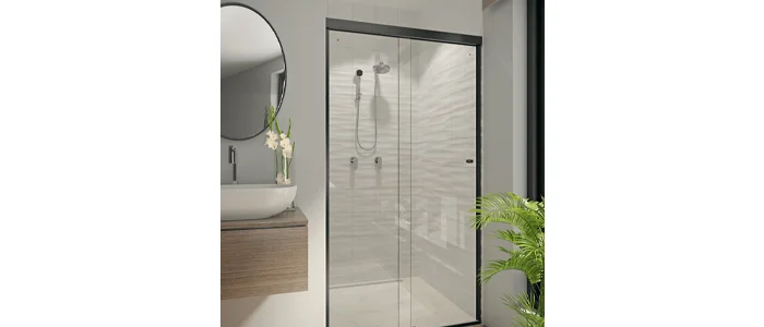 Banheiro com cuba branca, gabinete de madeira, espelho e boxe de ferragens pretas na área do chuveiro 