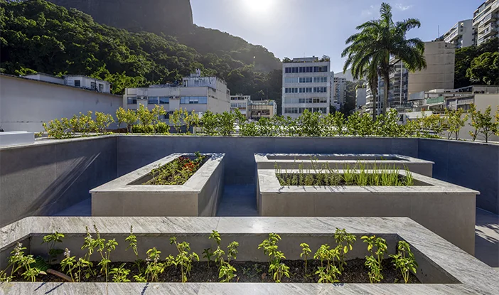 horta do edifício Igará, ao ar livre, no terraço do prédio. NO fundo, o pão de açucar, no RJ <span height=