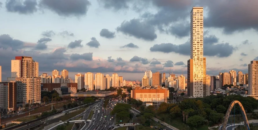 Vista panorâmica de São Paulo com o edifício mais alto da cidade, o Platina 220