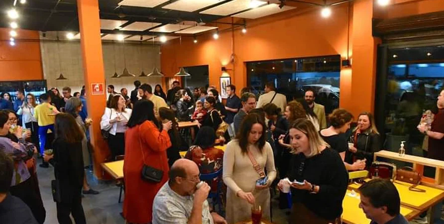 Pessoas interagindo no salão principal do Restaurante Mocotó