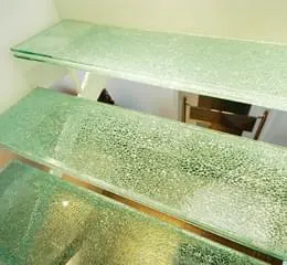 Escada com Degraus de Vidro Craquelado