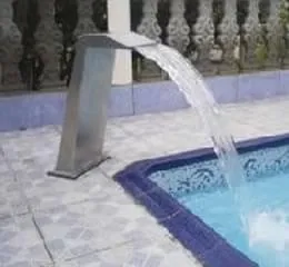 Produzida em aço inoxidável, cascata pode ser instalada em piscina menores ou spas