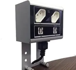 Acessórios para mesa ou para piso que servem para carregar qualquer dispositivo via USB ou tomadas de energia