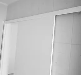Ideal para sobrepor em alvenarias, drywalls ou steel frames