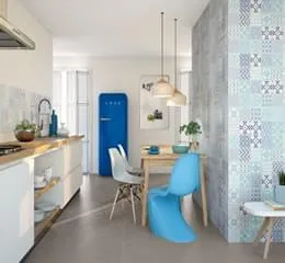 Lembra azulejos hidráulicos e pode ser instalado em ambientes residenciais 