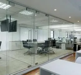 Linha de divisórias em vidro indicada para ambientes corporativos