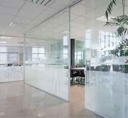 Linha de divisórias em vidro indicada para ambientes corporativos