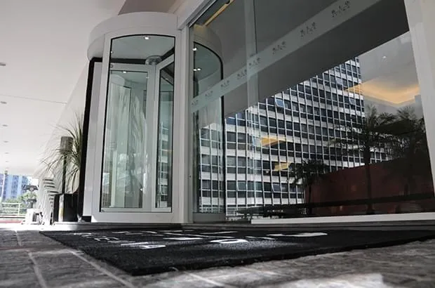 Porta Giratória Plaza