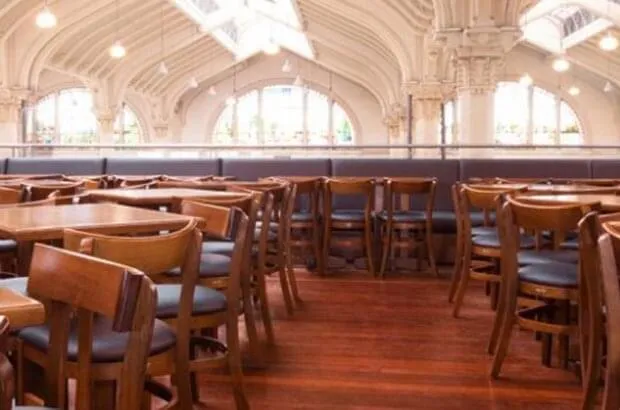 Cadeira Barcelona Assento Estofado 