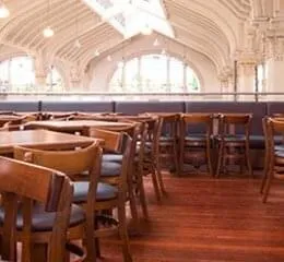 Cadeira Barcelona Assento Estofado 