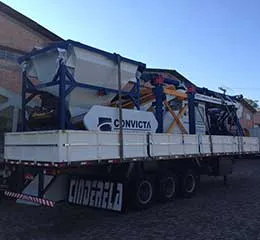 Com produção nominal de 45 m³/h, é ideal para dosagem e mistura dos materiais que vão compor o concreto