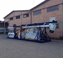 Com produção nominal de 45 m³/h, é ideal para dosagem e mistura dos materiais que vão compor o concreto