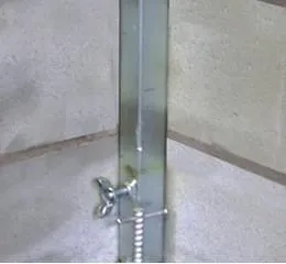 Posicionado nas extremidades da alvenaria e fixado por meio de pregos (antiga bucha)