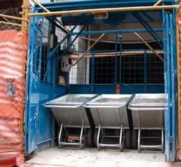 Contém eixo embutido, que permite ser transportado em número de três no guincho, passando livremente em qualquer vão da obra