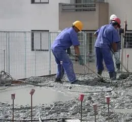 Oferece o posicionamento do suporte duplo para encaixe dos módulos, com dois dispositivos de encaixe em diferentes alturas. 