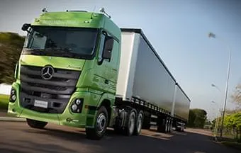 Caminhões ganham novas versões, com custos mais baixos