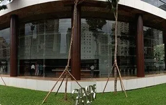 Vidro estrutural confere transparência e resistência a fachadas