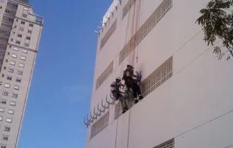 Limpeza e manutenção de fachada pedem engenheiros alpinistas