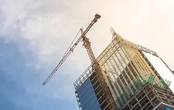 Saiba como instalar bandejas de proteção na obra 