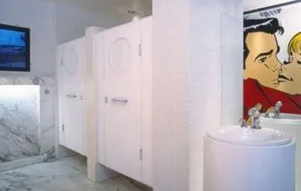 Soluções para banheiros públicos: de instalações hidráulicas a acessórios