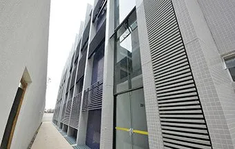 Brises bloqueiam raios solares e garantem privacidade patrimonial