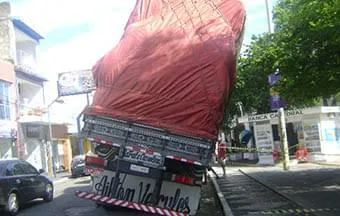 Caminhões sobrecarregados colocam rodovias em risco