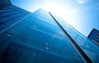 Chumbadores expansivos e químicos fazem a fixação de pele de vidro em fachadas