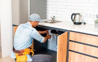 Como evitar a volta de mau cheiro em pias e ralos?