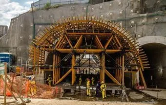 Concretagem em fôrmas garante acabamento superior a túneis e passagens