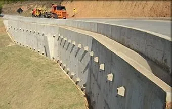 Cortina atirantada em concreto armado contém empuxos do solo