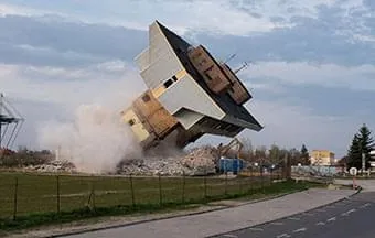 Demolição por implosão é alternativa para remoção rápida de estruturas