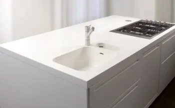 Superfícies sólidas transformam cozinhas com personalidade