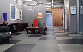Piso autoportante Ecoidea garante ambientes modernos e funcionais