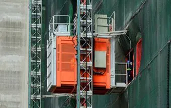 Elevador de cremalheira auxilia movimentação de cargas e pessoas 