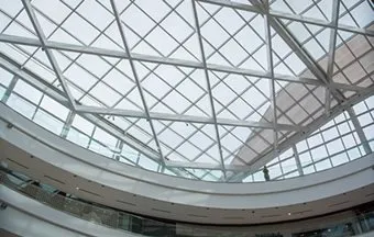 Uso de vidro e estrutura metálica resulta em edifícios flexíveis e arrojados