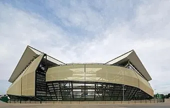 Fachadas microclimáticas controlam incidência de luz solar na edificação