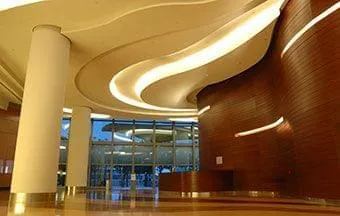 Forros de madeira proporcionam acústica e design elegante aos ambientes