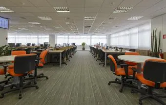 Carpetes para ambientes corporativos: dicas de especificação e compra