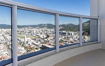 Sistema de guarda-corpo versátil se adapta a vários ângulos