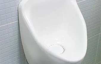 Mictório sem água pode economizar até 324 mil litros por ano