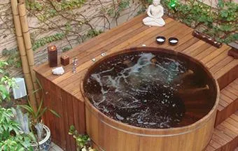 Ofurôs com design moderno indicados para áreas internas e externas