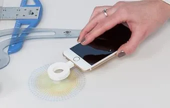 Corian® Charging Surface dispensa cabos para carregar celulares e tablets