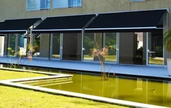 Toldos e rolôs com rotação de até 180° para fachadas residenciais