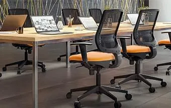 Cadeiras ergonômicas contribuem para postura adequada