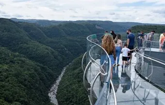 Vidros que flutuam no infinito