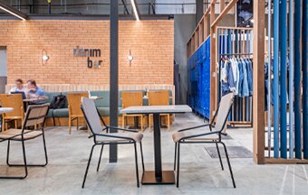 Cadeiras inspiradas no estilo industrial dos anos 1970 