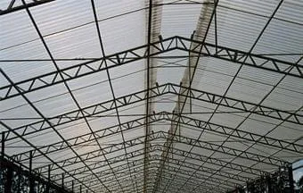 Telhas translúcidas garantem aproveitamento da luz natural