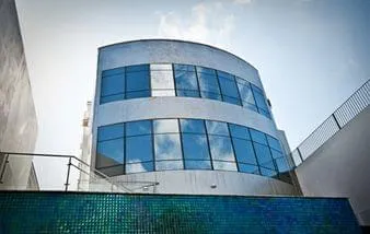 Nobreza do aço inox em pastilhas de revestimento valoriza fachada de edifício