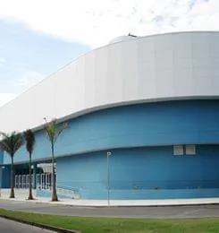 Painel metálico confere obra com alto padrão estético e isolamento termoacústico