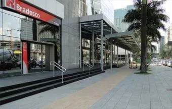 Pisos permeáveis e antiderrapantes geram drenagem eficiente em calçada de banco